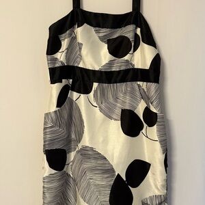 Elegant Black and White Leaf Print Dress with pockets